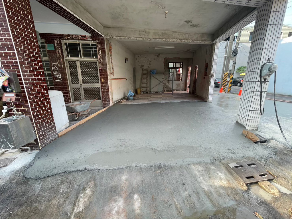 台南統包推薦【富川土木包工業】廢墟老屋翻修變身現代簡約辦公室