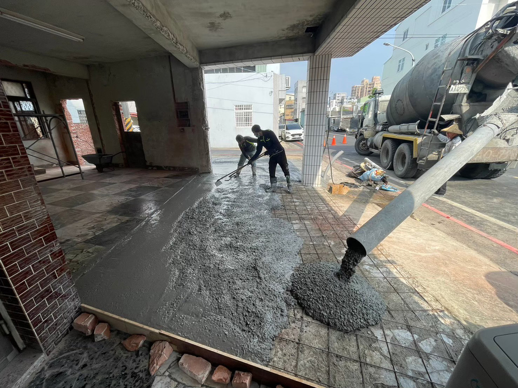 台南統包推薦【富川土木包工業】廢墟老屋翻修變身現代簡約辦公室