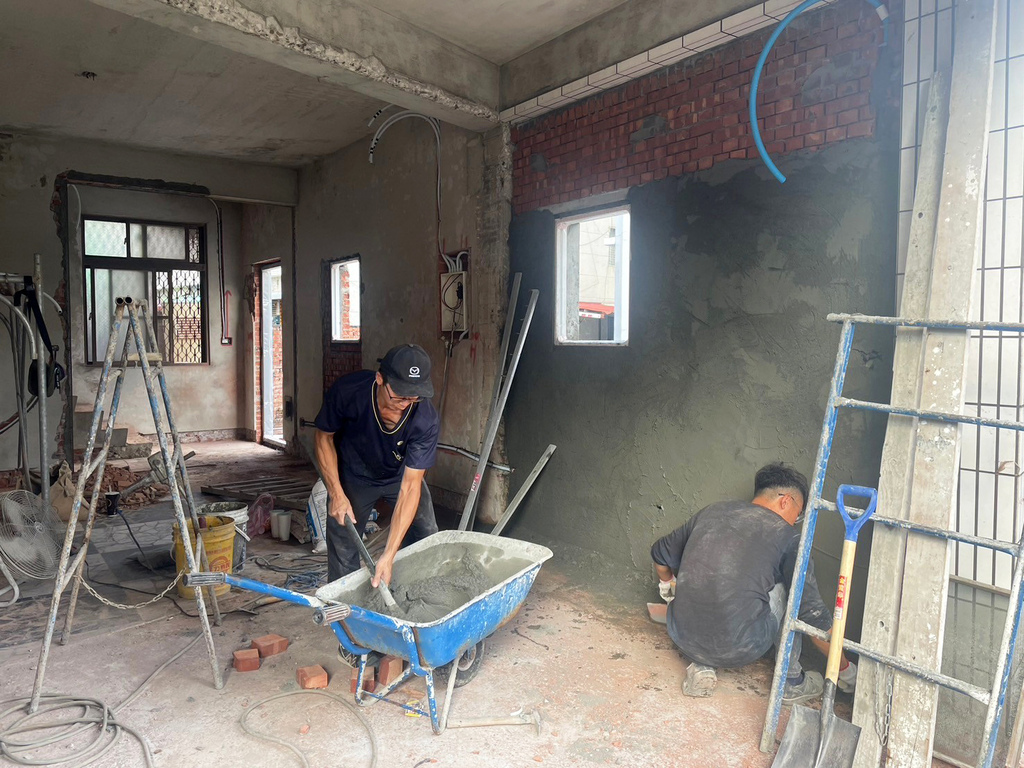 台南統包推薦【富川土木包工業】廢墟老屋翻修變身現代簡約辦公室