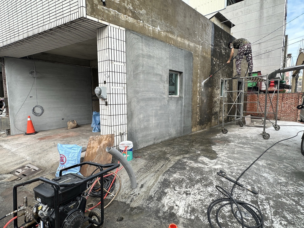 台南統包推薦【富川土木包工業】廢墟老屋翻修變身現代簡約辦公室