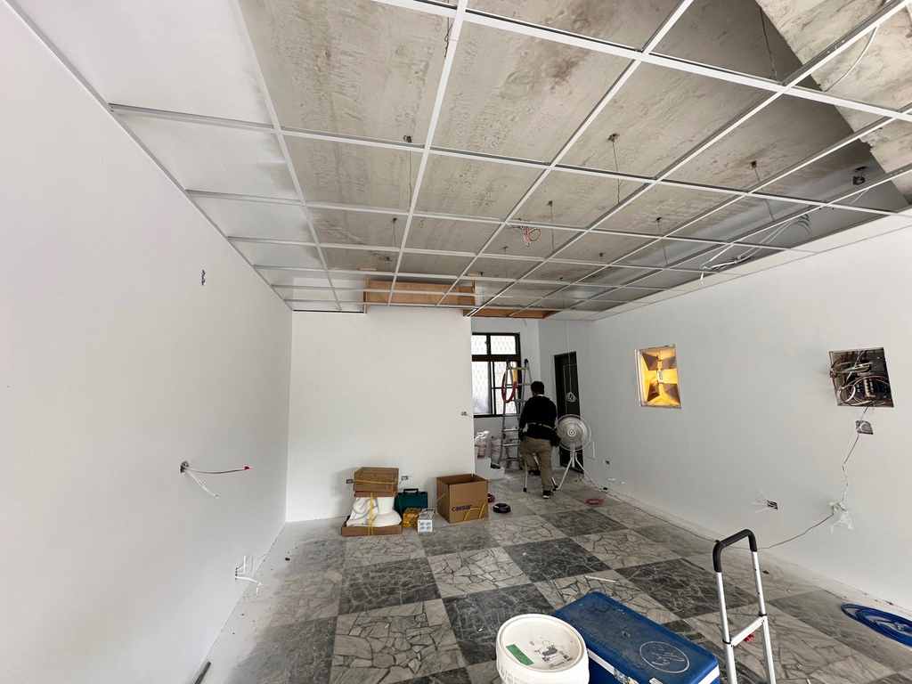 台南統包推薦【富川土木包工業】廢墟老屋翻修變身現代簡約辦公室