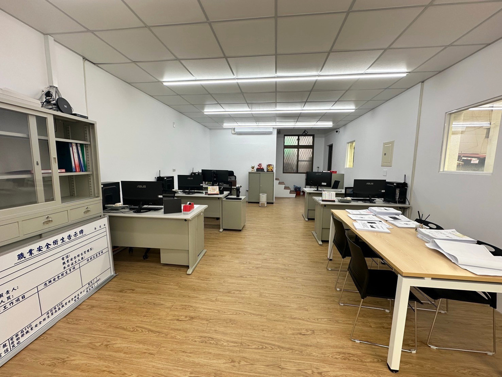 台南統包推薦【富川土木包工業】廢墟老屋翻修變身現代簡約辦公室