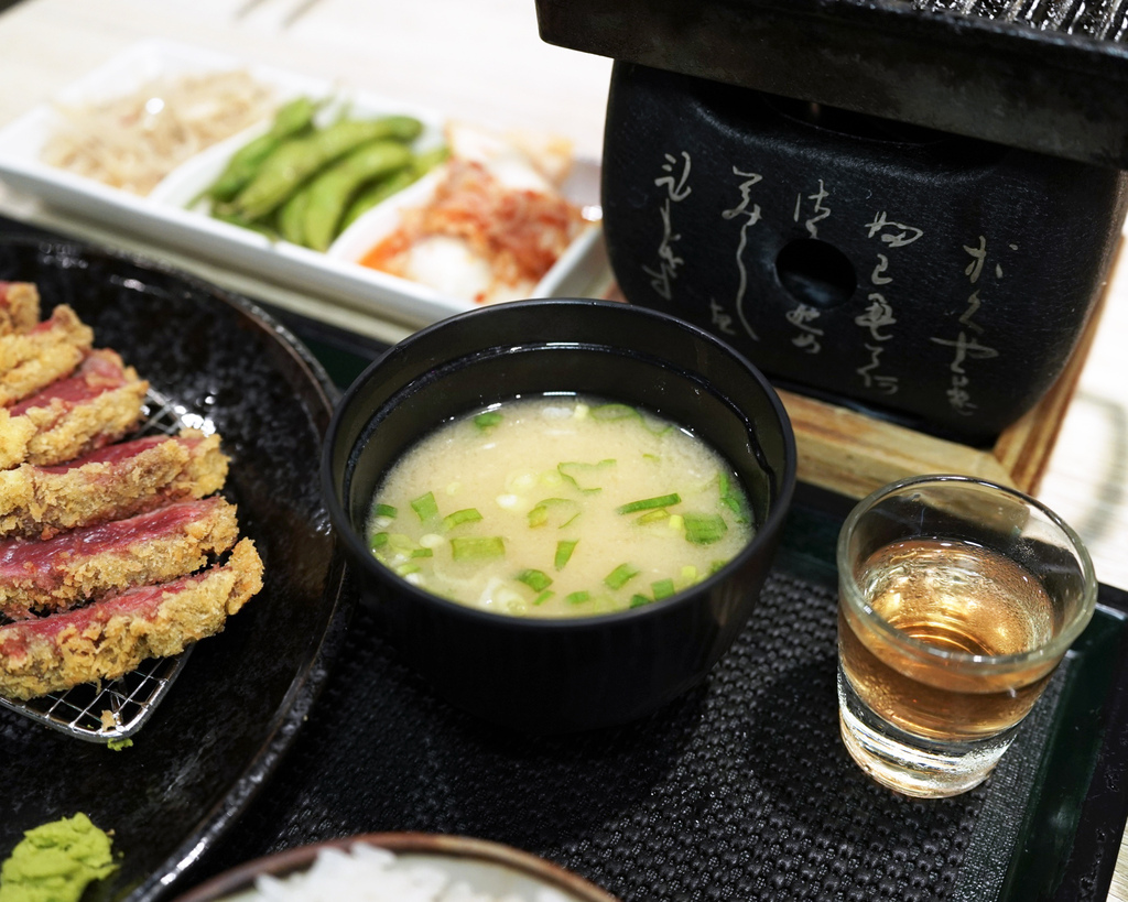 台南日式定食推薦|揪丼份量實在又飽足|小菜/白飯/味噌湯無限 台南日式定食推薦|揪丼份量實在又飽足|小菜/白飯/味噌湯無限
