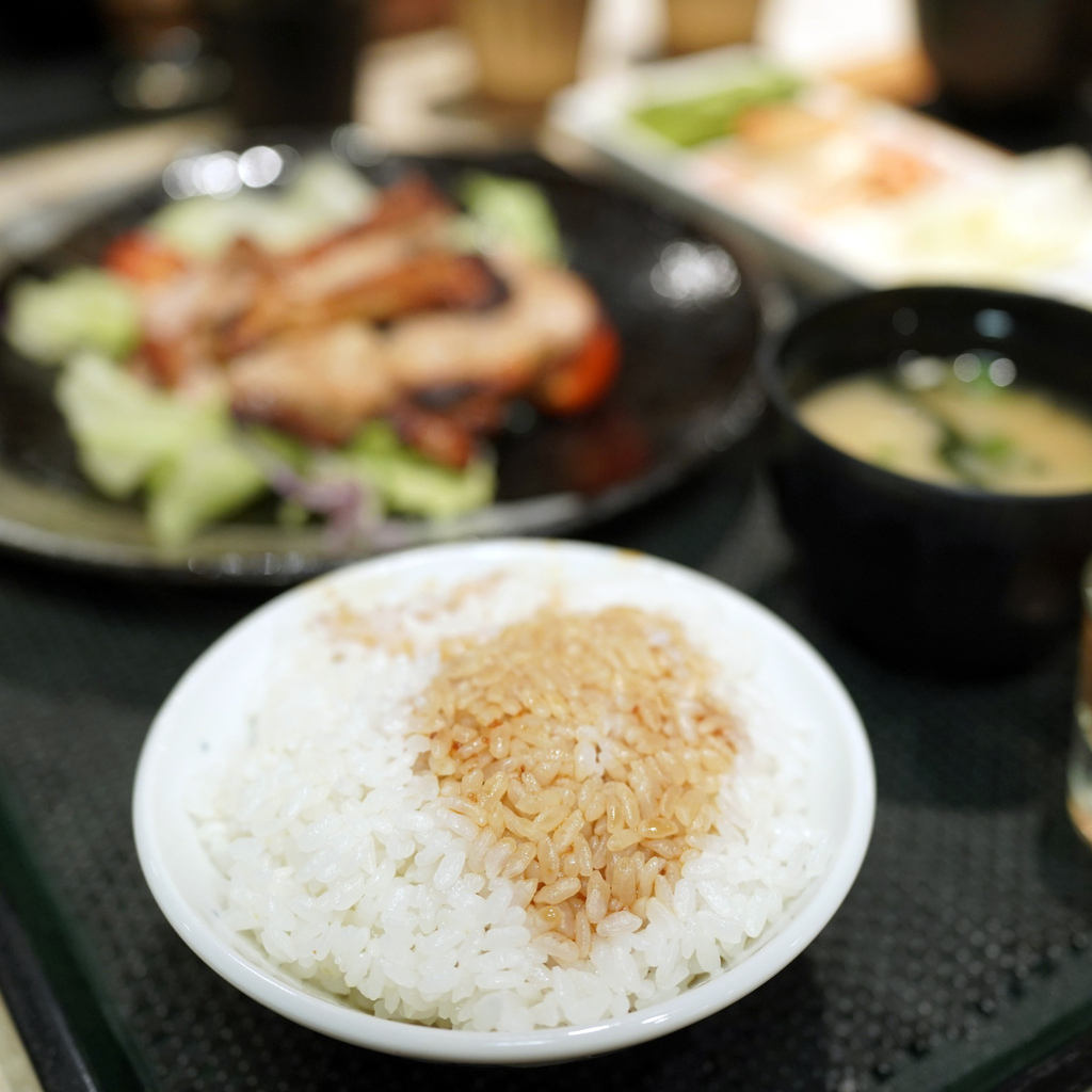 台南日式定食推薦|揪丼份量實在又飽足|小菜/白飯/味噌湯無限 台南日式定食推薦|揪丼份量實在又飽足|小菜/白飯/味噌湯無限