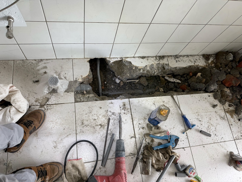 台南抓漏水推薦│安安抓漏師傅神救援│流理台下方水管破裂維修│