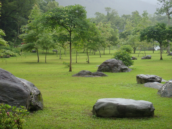 這地方是一堆大石頭的造景