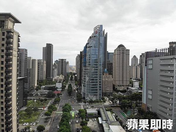 (2)台中人口持續增加、房地產發展熱絡，摩天百米住宅一棟棟恨天高，壯闊的建築群撐起天際線，掀起一波企業卡位戰。陳恒芳攝-.jpg