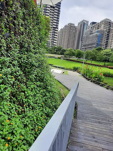 185569_0.jpg 185569_0.jpg