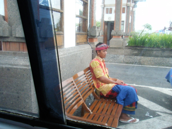 一下車就看到發呆男