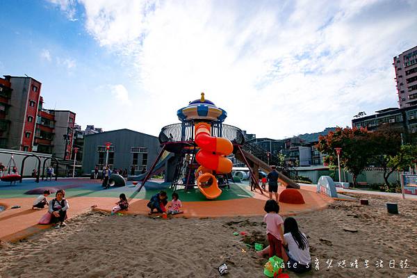 樹林東昇公園 星際探險主題公園 新北市主題公園 東昇公園有什麼 外星人造型立體攀爬網3.jpg