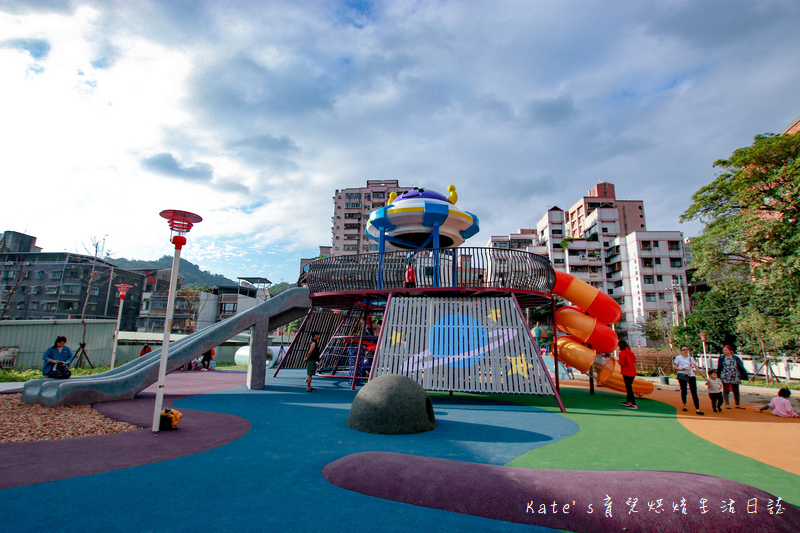 樹林東昇公園 星際探險主題公園 新北市主題公園 東昇公園有什麼 外星人造型立體攀爬網14.jpg