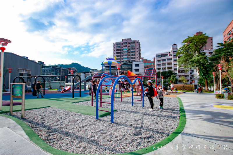 樹林東昇公園 星際探險主題公園 新北市主題公園 東昇公園有什麼 外星人造型立體攀爬網16.jpg