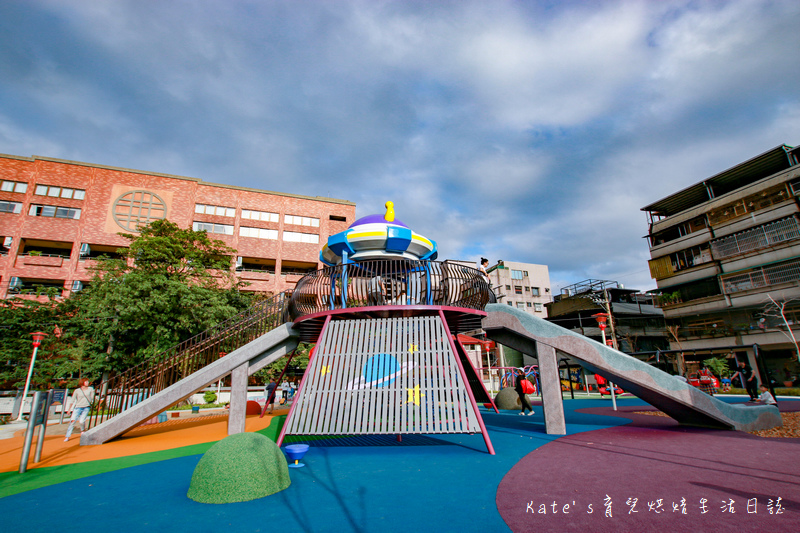 樹林東昇公園 星際探險主題公園 新北市主題公園 東昇公園有什麼 外星人造型立體攀爬網15.jpg