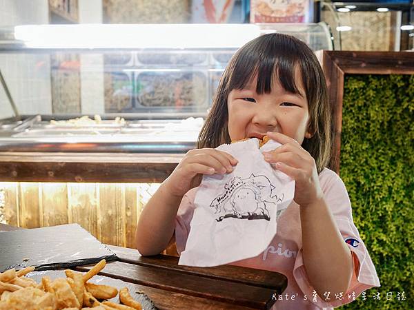 士林夜市美食 怪獸小雞排 台北雞排 士林夜市小吃 麻香紅雞排、蒜香黃雞排17.jpg