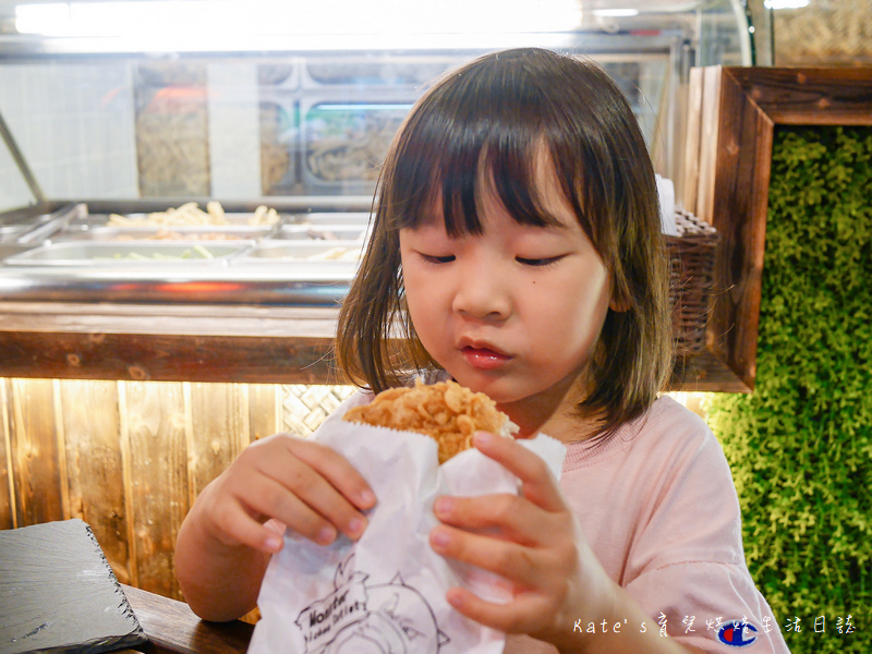 士林夜市美食 怪獸小雞排 台北雞排 士林夜市小吃 麻香紅雞排、蒜香黃雞排18.jpg