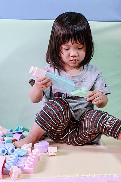 My Children麥琪親子選物 麥琪親子選物軟積木 麥琪親子選物積木車 小孩生日禮物推薦 禮物選擇 玩具選擇 兒童玩具推薦 可組裝的玩具車 安全玩具 無毒玩具 Kidmate馬卡龍安全軟積木25.jpg