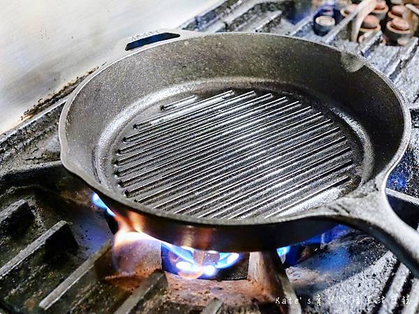 LODGE 鑄鐵鍋 美國職人鑄鐵廚具 一鍋搞定多種料理變化 露營必備料理神器 美國製圓形鑄鐵橫紋煎鍋12.jpg