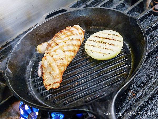 LODGE 鑄鐵鍋 美國職人鑄鐵廚具 一鍋搞定多種料理變化 露營必備料理神器 美國製圓形鑄鐵橫紋煎鍋18.jpg