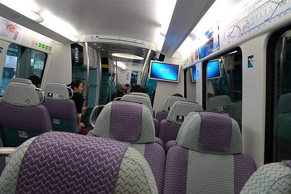 機場快線列車....樣式類似日本的JR車廂