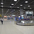 超大行李轉盤區、深不見底的大廳....比印象中的香港赤喇角和日本關西機場還要大很多很多呀!!