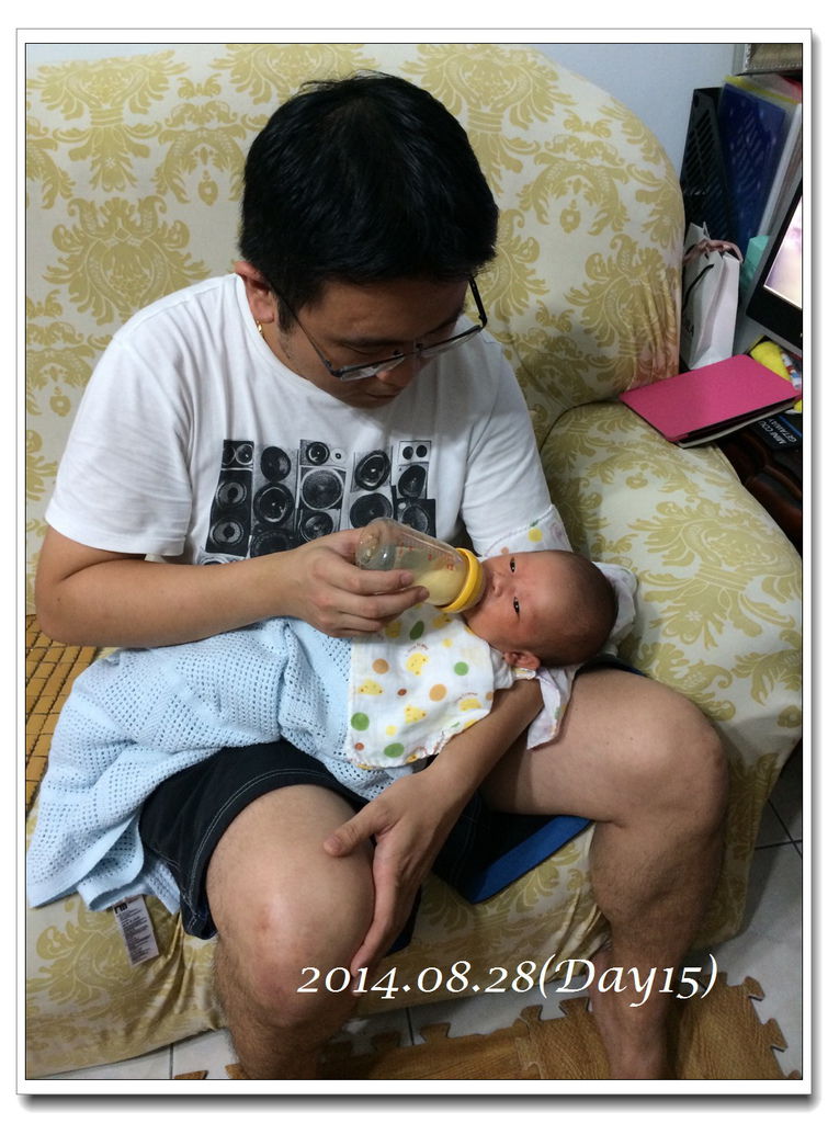 1030828~新手爸爸餵奶(day15) 1030828~新手爸爸餵奶(day15)