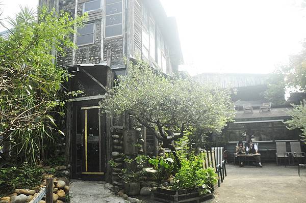 有如霍爾的移動城堡般的十三咖啡