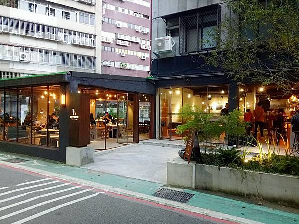 【食記】GUMGUM Beer &amp; Wings 啤酒與雞翅～餐酒館 / 台北包場