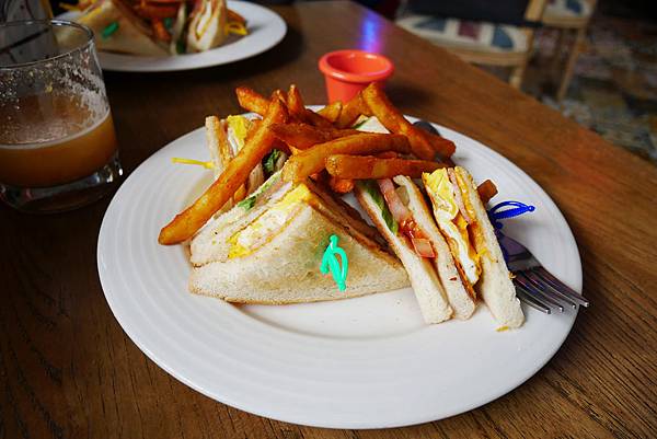 【高雄】冒煙的喬「就是公寓旅店」｜新美式工業風讓我目不轉睛！