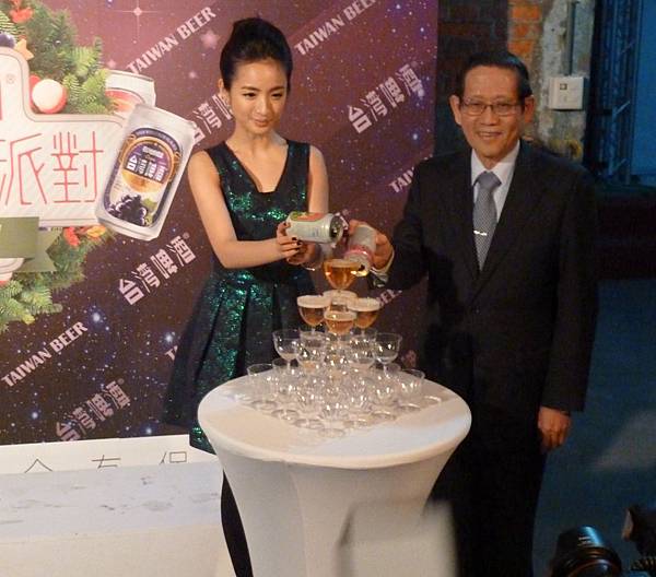 台酒總經理林讚峰與林依晨為台灣啤酒微醺水果派對揭序幕