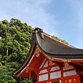 稻荷神社_日本的神社都是黑頂白身紅條金飾