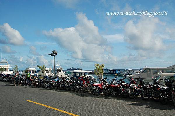 摩托車非常多，這似乎是馬列居民的主要代步工具