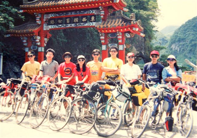 9persons in Hwa Lien2.jpg