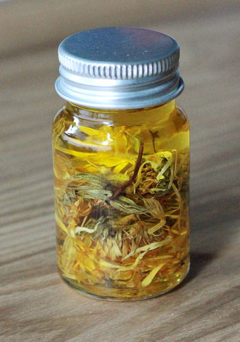 女巫植物保養術】植物浸泡油(上)-示範金盞花浸泡油DIY-藥草女巫"喬夏"的女巫藥草園|痞客邦