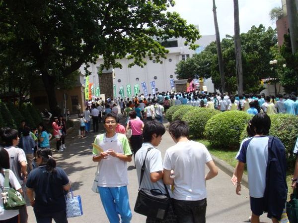 鳥蛋／在人群中瀛海制服真顯眼