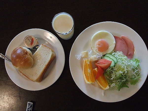 第二天的早餐....飲料有牛奶..果汁...咖啡 全都可以續喔.jpg