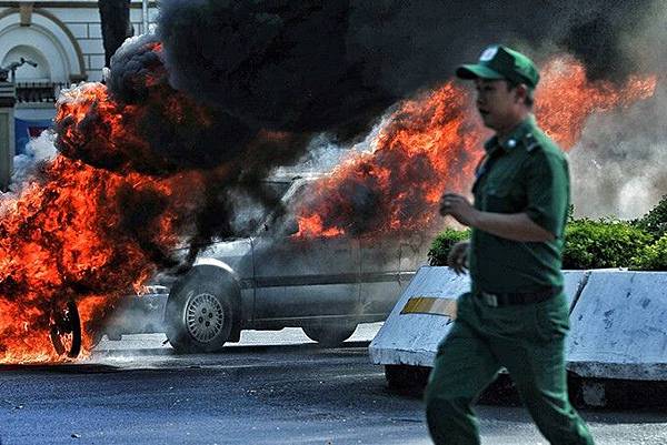 演習中要處理燃燒的汽車和車輛.jpg 演習中要處理燃燒的汽車和車輛.jpg