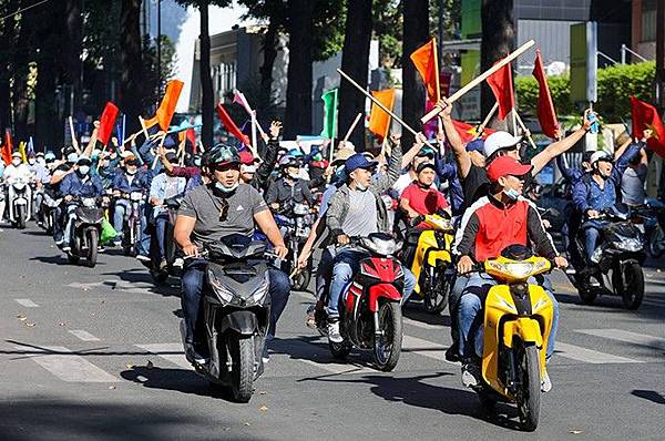 在第1郡,假設的情況是數百人駕駛摩托車,拿著長棍棒和橫幅,尖叫並攻擊官員.jpg 在第1郡,假設的情況是數百人駕駛摩托車,拿著長棍棒和橫幅,尖叫並攻擊官員.jpg