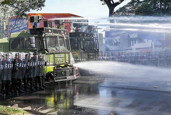 安全部隊噴灑水砲並驅散人群。同時,可以聽到爆炸聲和槍聲.jpg 安全部隊噴灑水砲並驅散人群。同時,可以聽到爆炸聲和槍聲.jpg