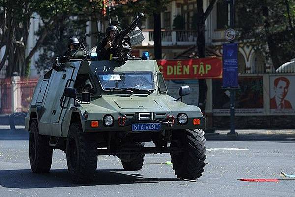 一輛帶狙擊手的武裝坦克在一條街道上巡邏.jpg 一輛帶狙擊手的武裝坦克在一條街道上巡邏.jpg