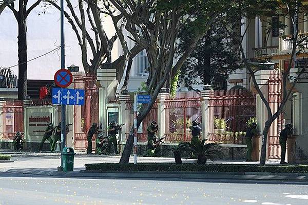 恐怖組織佔領了人民委員會總部,扣人質,揚言要放化學炸藥.jpg 恐怖組織佔領了人民委員會總部,扣人質,揚言要放化學炸藥.jpg