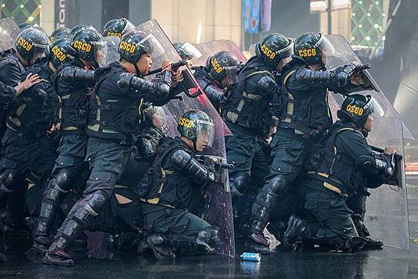 數以百計的武裝警察進入編隊,前往人民委員會總部營救人質.jpg 數以百計的武裝警察進入編隊,前往人民委員會總部營救人質.jpg