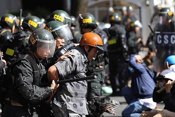 經過數小時的談判和襲擊警察逮捕.jpg 經過數小時的談判和襲擊警察逮捕.jpg