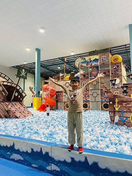 嘉義住宿推薦 棒棒積木飯店 旁邊就是南台灣最大室內遊樂園 故