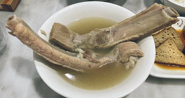 [食記] 台北松發肉骨茶SOGO復興店-好喝龍骨湯