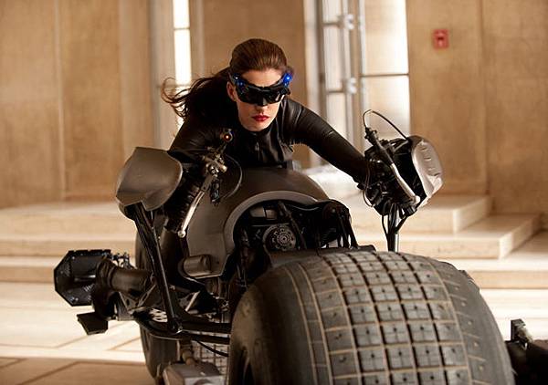 anne-hathaway-gun-kill-dark-knight-rises7