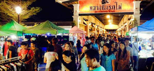 Train Market Srinakarin火車鐵道夜市.jpg