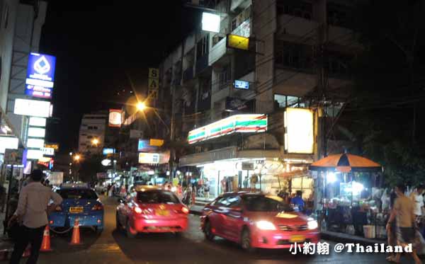 泰國曼谷飯店Citrus Sukhumvit 11柑橘商旅捷運Nana站晚上.jpg