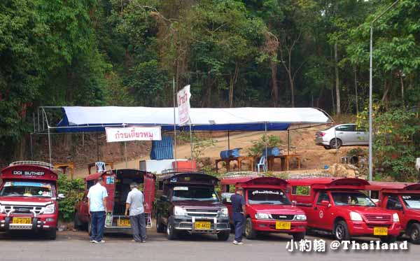 清邁必拜訪景點Doi Suthep素帖寺-紅色雙條車.jpg