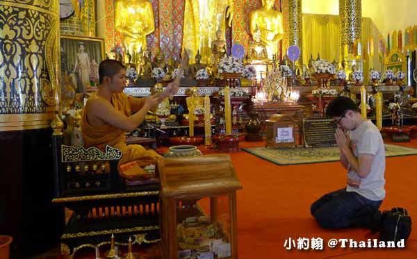 泰國佛寺 佛僧為民眾加持祈福