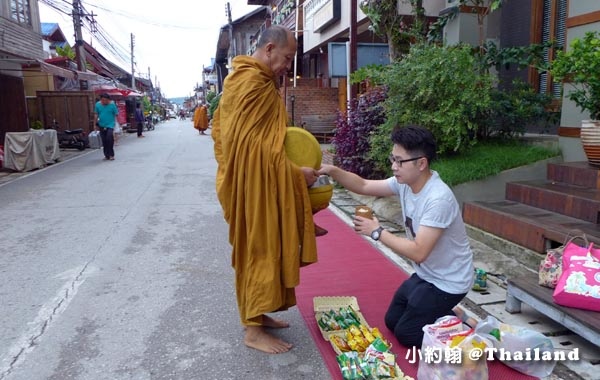 泰國清康旅遊Chiang Khan和尚化緣布施10.jpg